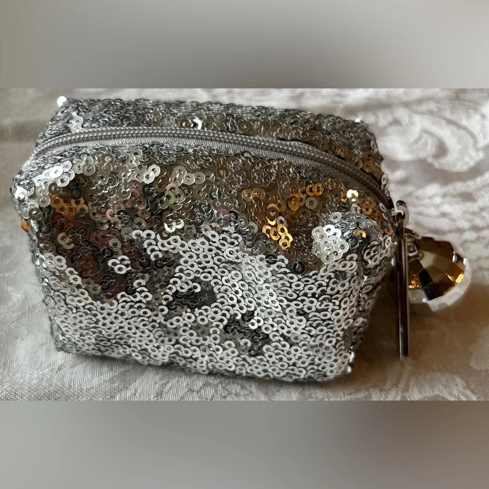 MAC Cosmetics dazzling silver